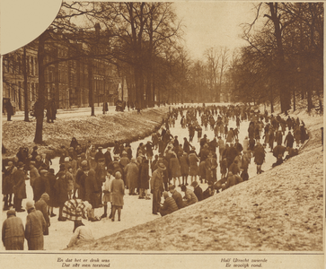872442 Afbeelding van grote groepen schaatsers op de dichtgevroren Stadsbuitengracht te Utrecht, ter hoogte van de ...